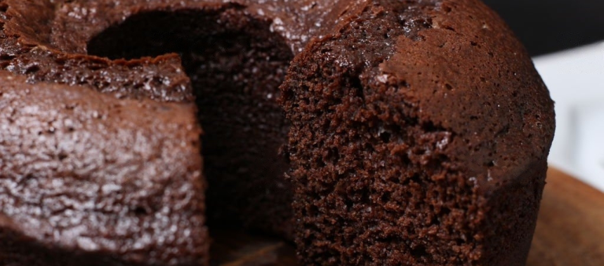 Bolo de Chocolate com Apenas Ingredientes Básicos